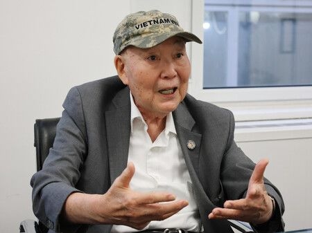 80 Years On: Japanese American Vietnam Veteran Tells War Stories to Students