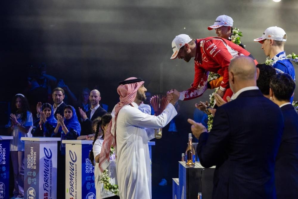 وزير الرياضة يتوّج «أوليفر رولاند» بطلاً لـ«فورمولا إي بري»