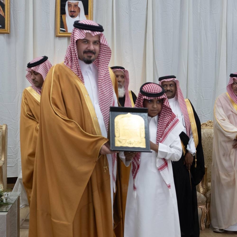 أمير المدينة يلتقي أهالي محافظة وادي الفرع ومديري الإدارات الحكومية