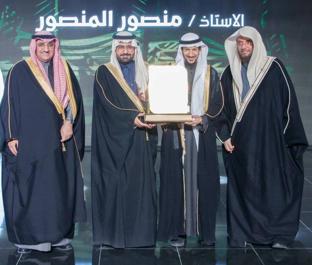 وكيل محافظة الأحساء يشهد حفل تكريم أهالي المحافظة للمعلم المنصور الفائز بجائزة فاركي العالمية