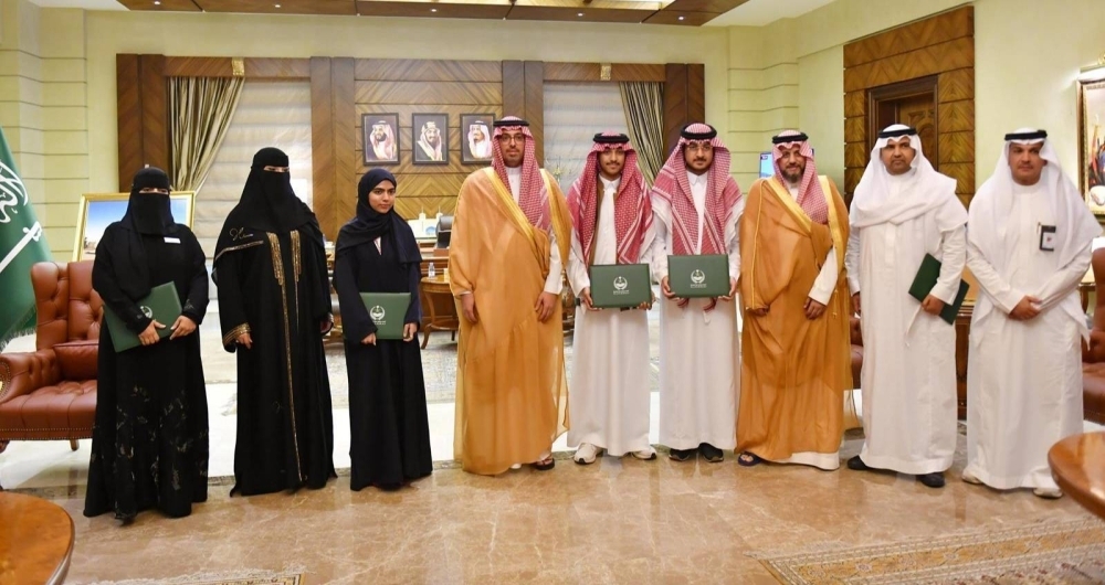 محافظ جدة يُكرّم الطلبة المبدعين في «تايسف 2025» وَ «أنوفا 2024»