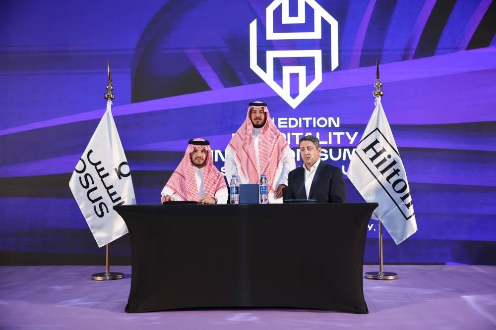 تحالف إستراتيجي بين «أُسس» و«هيلتون» لتطوير تجربة ضيافة فاخرة في مشروع «عين أسس»