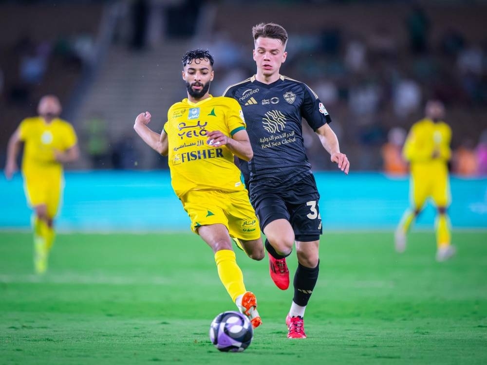 الأهلي يفلت من الخليج