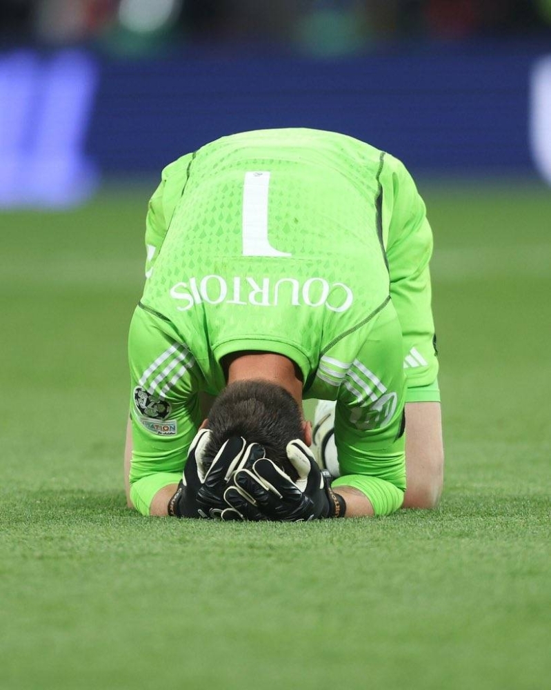 لماذا يتهرب حارس ريال مدريد من عارضة الأزياء؟