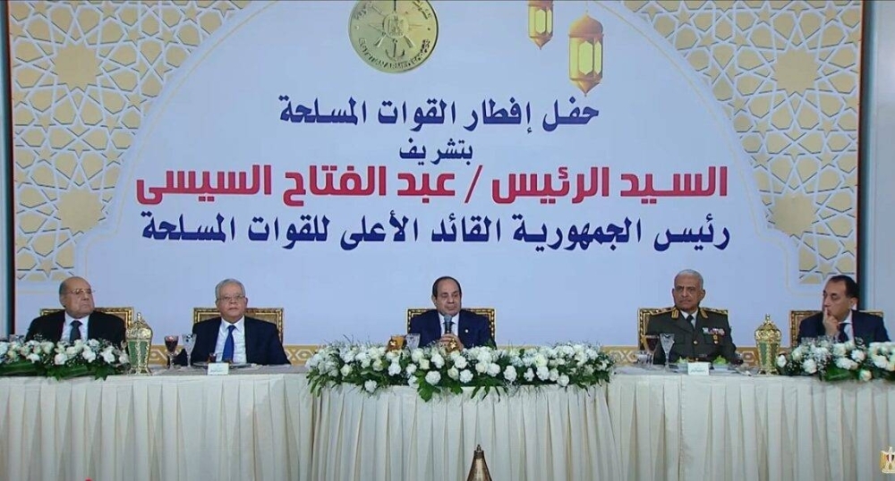 أشاد بالبرنامج في إفطار القوات المسلحة.. «السيسي» ممازحاً سامح حسين: فين القطايف؟