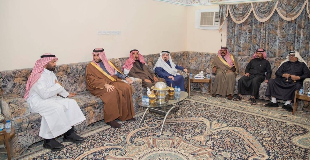 متعب بن مشعل ينقل تعازي أمير الجوف لأسرة الحموان