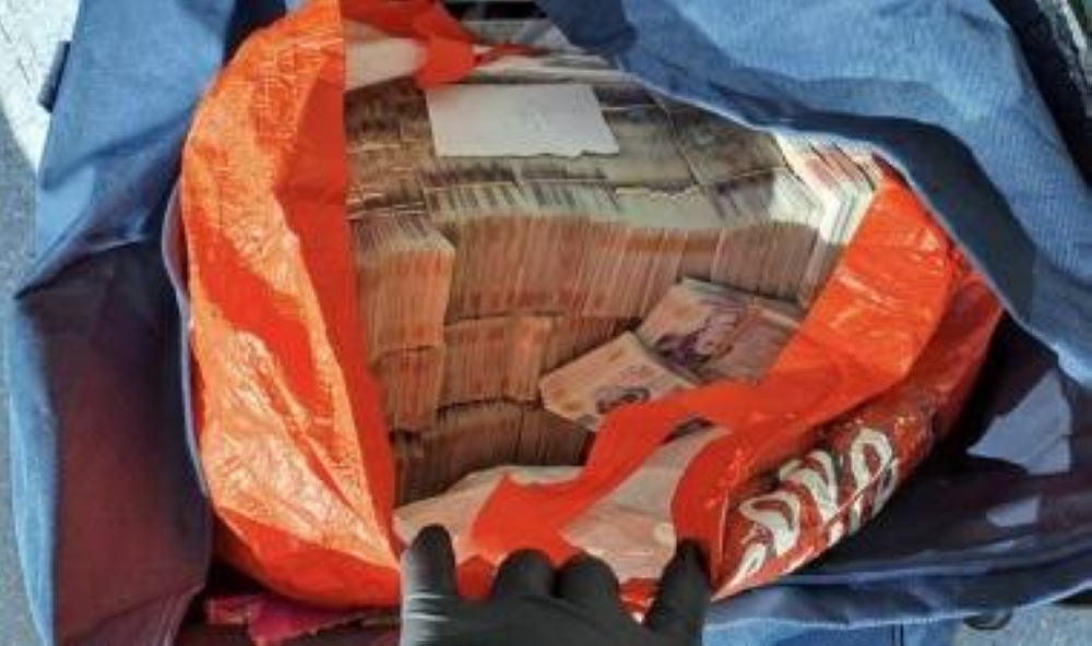 بسبب مليون جنيه إسترليني.. مسافر عربي يتسبب بأزمة في مطار بـ«لندن»