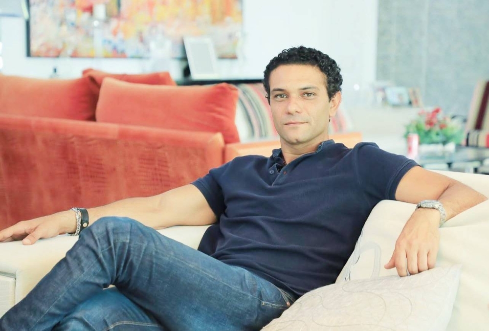 آسر ياسين لـ «عكاظ»:  مقارنتي بـ«الزعيم» ظلم لي.. وسأدخل الإنتاج قريباً