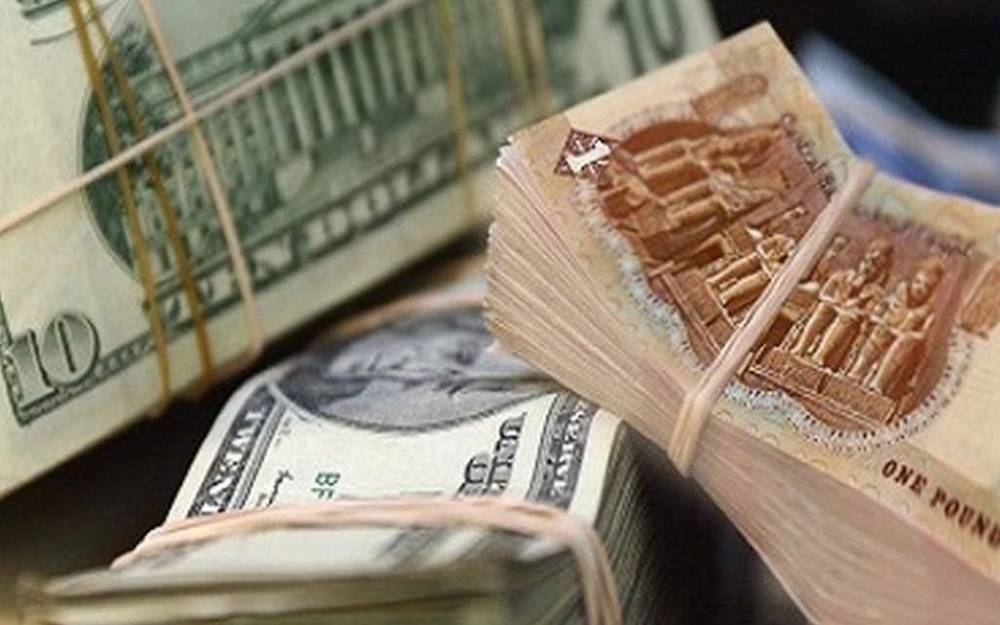 مصر: الدولار يقفز فوق 51 جنيهاً.. الطلب يرتفع على «الورقة الخضراء»