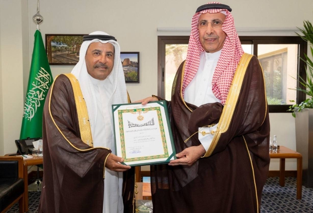 الرئيس التنفيذي لـ«ملَكيَّة الرياض» يُسلِّم الفوزان والشايع وسام الملك عبدالعزيز من الدرجة الرابعة