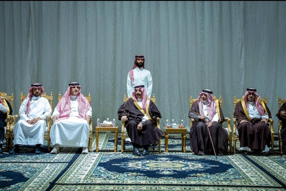 أمير عسير يُعزي أسرة «آل حامد»