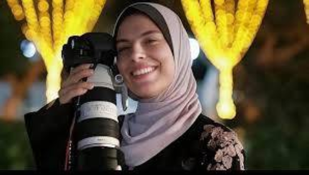 أريد موتاً يسمعه العالم.. استشهاد مصورة فلسطينية قبل عرض فيلمها في «كان»