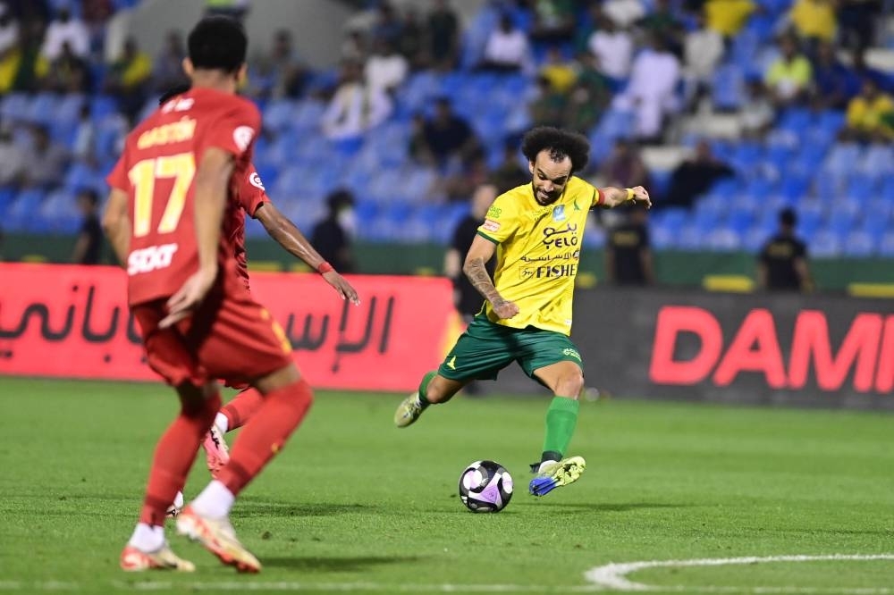 القادسية يفلت من أمواج الخليج