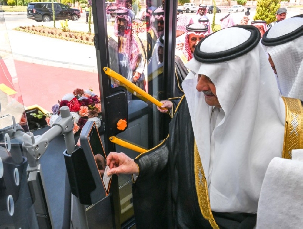 دشّن مشروع النقل العام بالحافلات.. أمير تبوك: المواطن السعودي يدعم النجاح ويساهم في استمراره