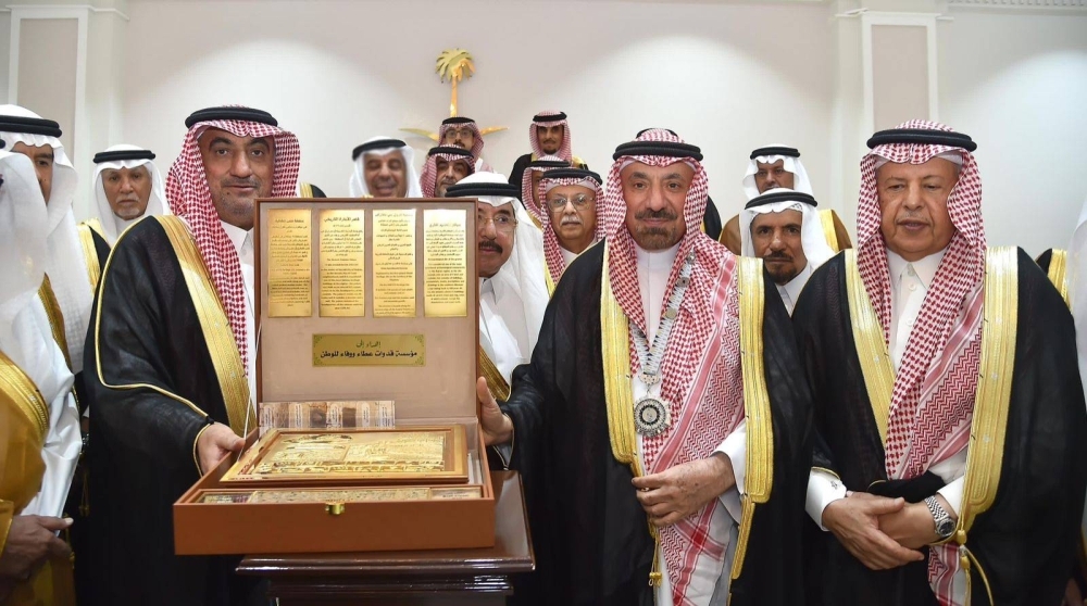 أمير نجران يتسلم قلادة ودرعاً من مؤسسة «قدوات عطاء ووفاء للوطن»