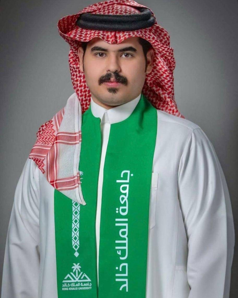 آل لجهر يحتفل بتخرجه