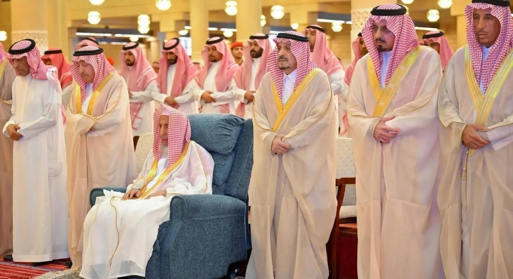 أمير الرياض ونائبه يؤديان صلاة الميت على الأميرة جواهر بنت بندر آل سعود