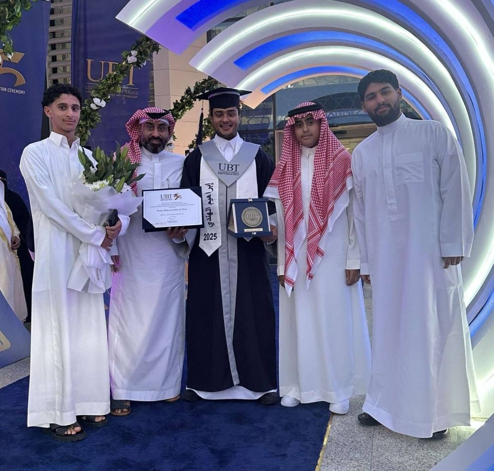 الهندي ينال البكالوريوس