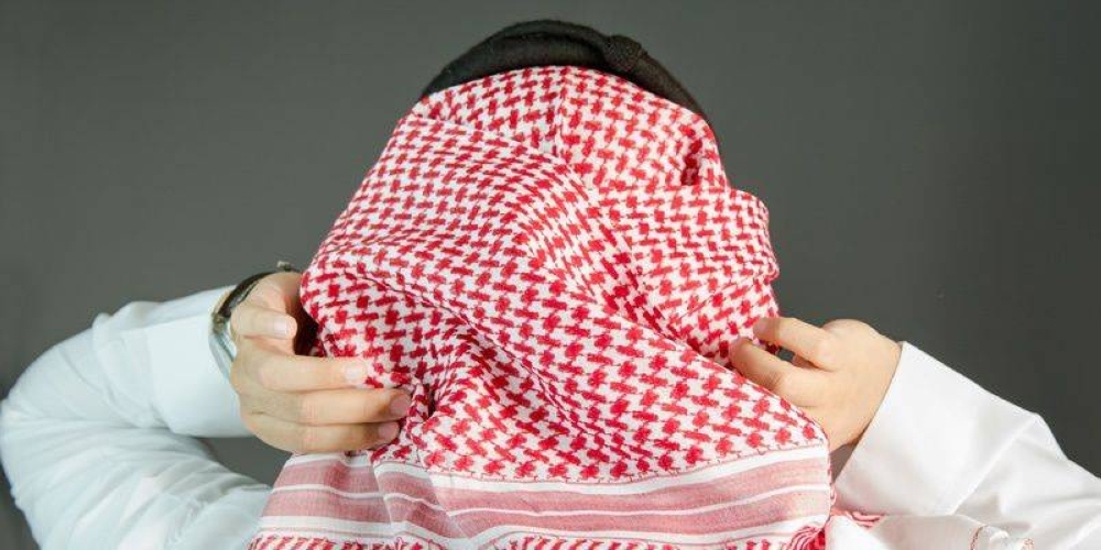 بالأبيض والأحمر.. كيف تكون جاذبيّتك حاضرة بالثوب والشماغ؟