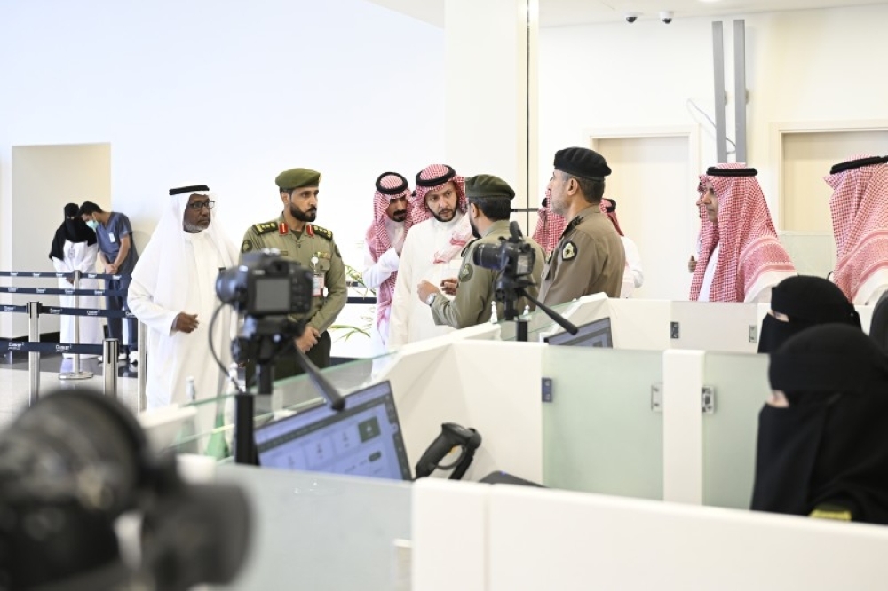 سعود بن نهار يطلع على الخدمات المقدمة للحجاج في مطار الطائف