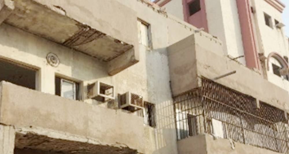 فصل الخدمات عن المباني الآيلة للسقوط  في 3 أحياء بجدة