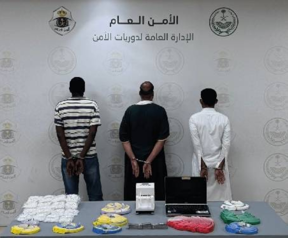 القبض على 3 وافدين لارتكابهم عمليات نصب واحتيال بالترويج لحملات حج وهمية