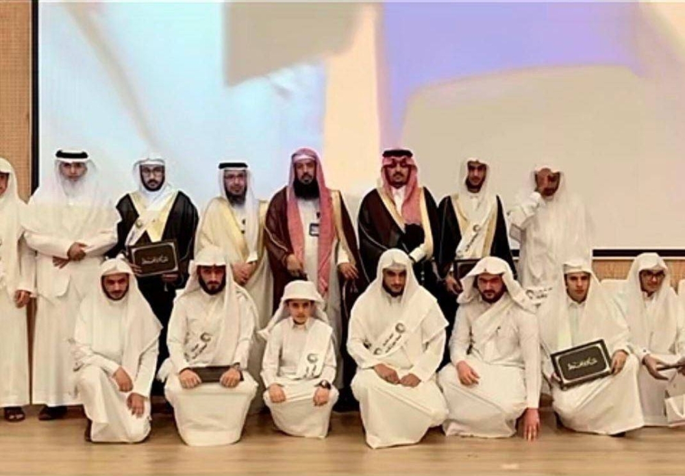 محافظ أحد رفيدة يكرّم 15 حافظاً وحافظة لكتاب الله