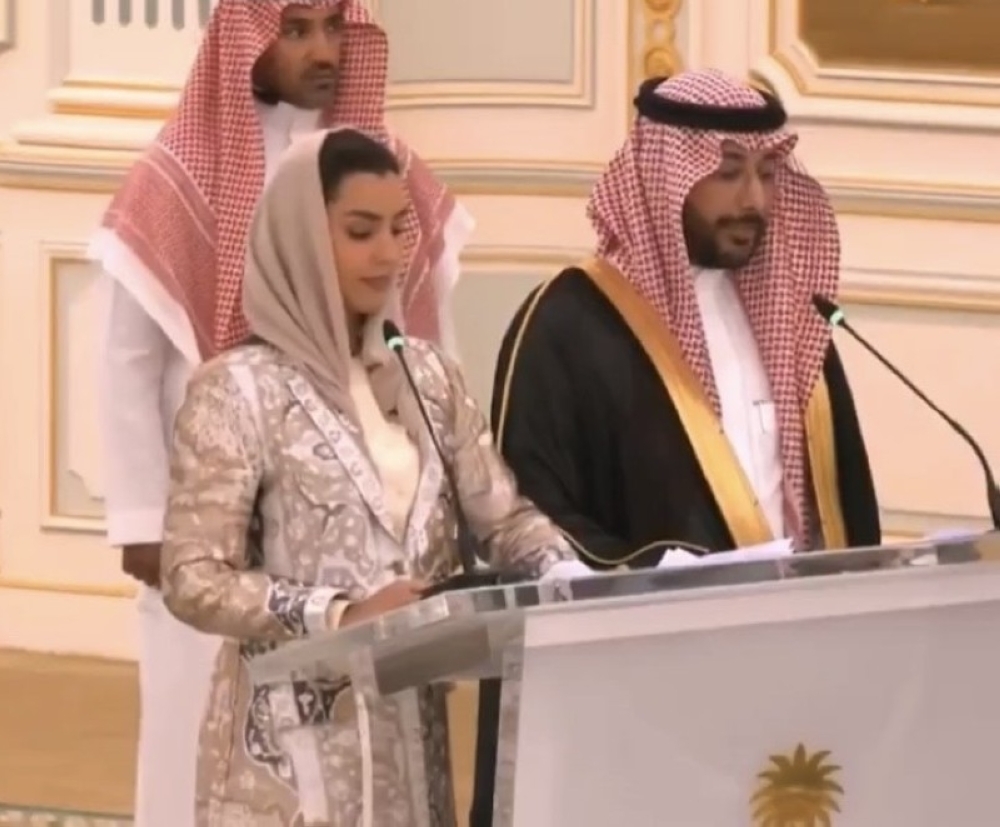 من هي الصحفية السعودية التي وقفت بثقة بين ولي العهد والرئيس الأمريكي؟
