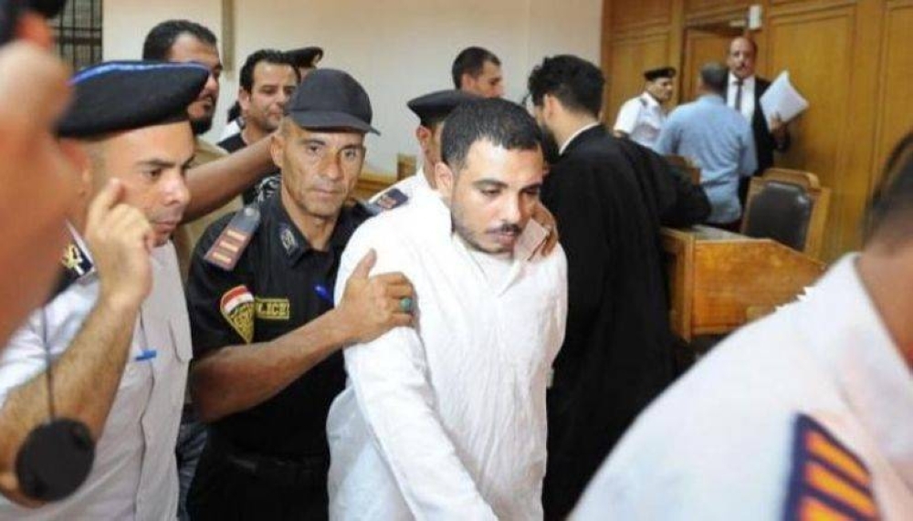 لماذا قررت محكمة مصرية حبس والدة «سفاح التجمع»؟