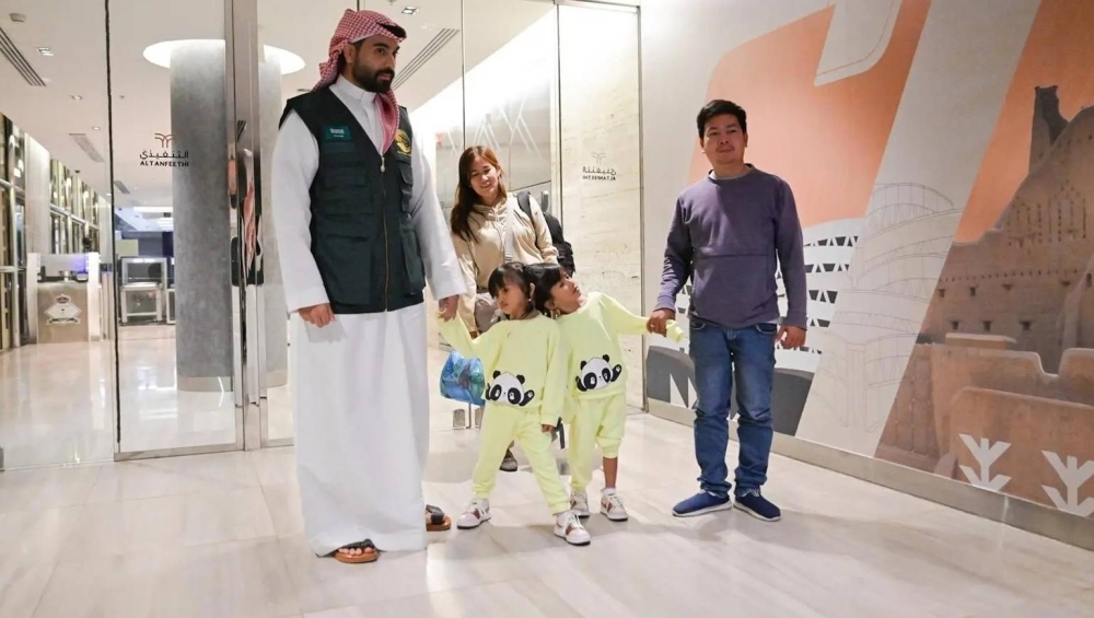 إنفاذاً لتوجيهات الملك وولي العهد.. وصول التوأم الملتصق الفلبيني «كليا وموريس آن» إلى الرياض