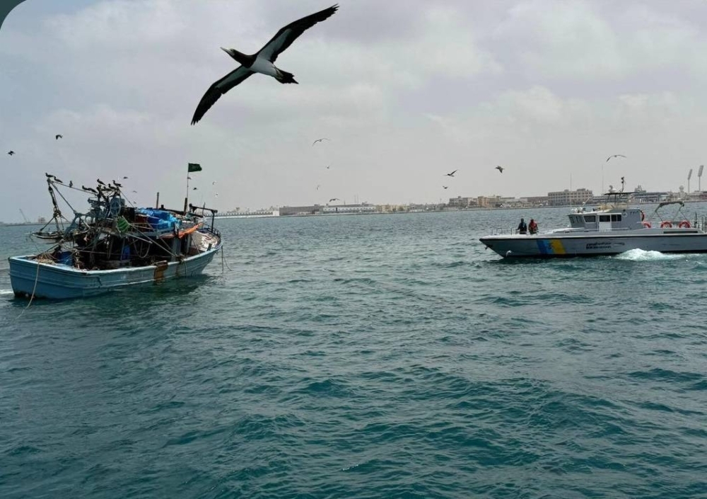 حرس الحدود بمكة ينقذ 10 مقيمين من الجنسية المصرية بعد جنوح واسطتهم البحرية