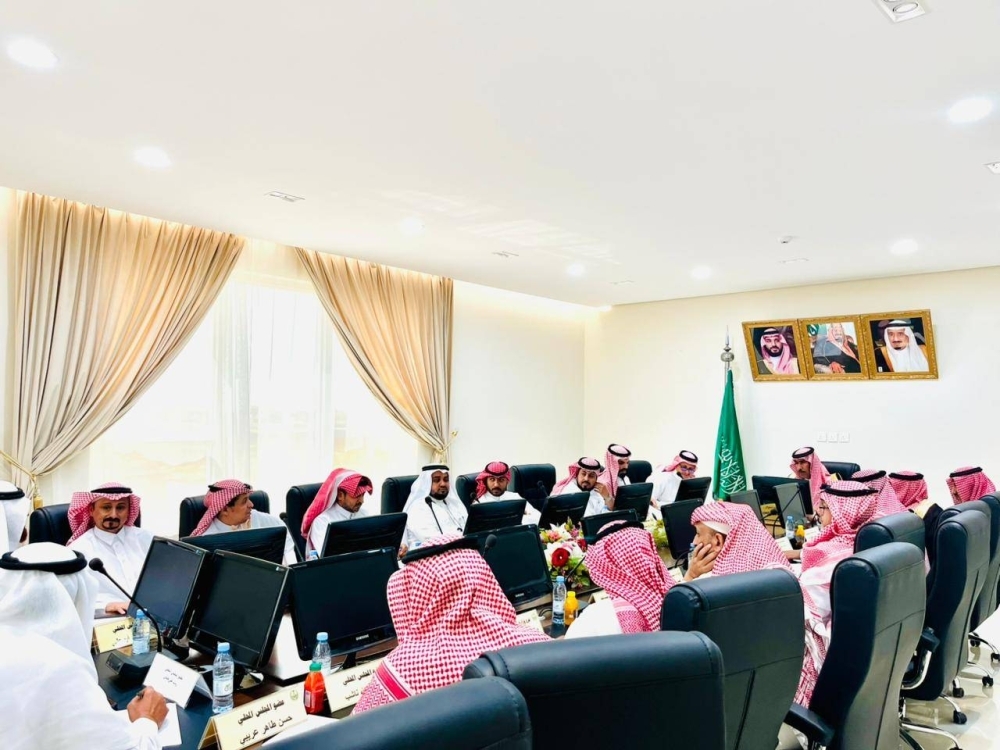 محافظ الطوال يبحث الفرص والخطط المُستقبلية مع المجلس المحلي