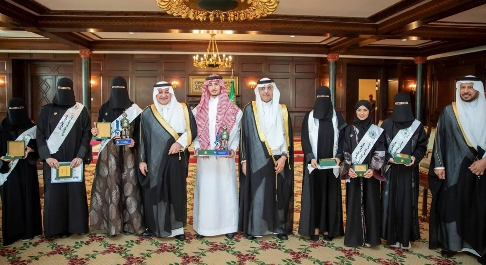 أمير تبوك يستقبل طلاب وطالبات مدارس الملك عبدالعزيز الفائزين في تحدي «فيرست»