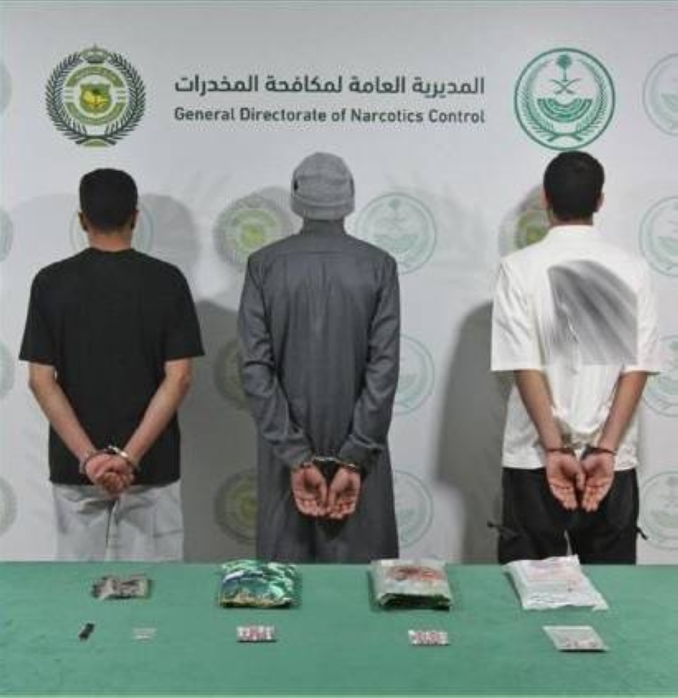 «مكافحة المخدرات» بتبوك تقبض على 3 أشخاص لترويجهم مواد مخدرة