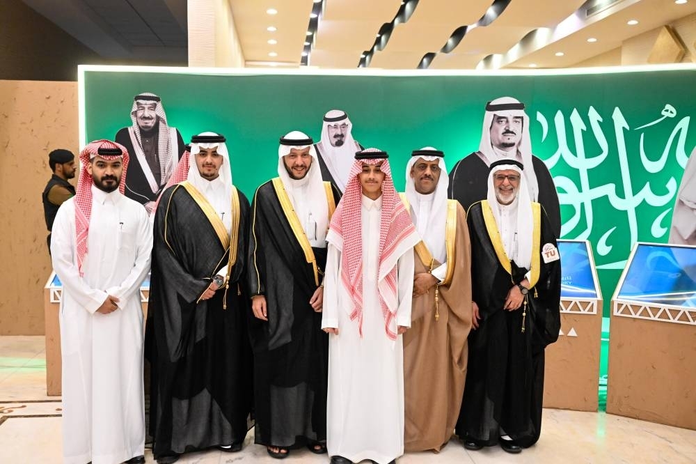 العدواني يحتفل بتخرج نجله