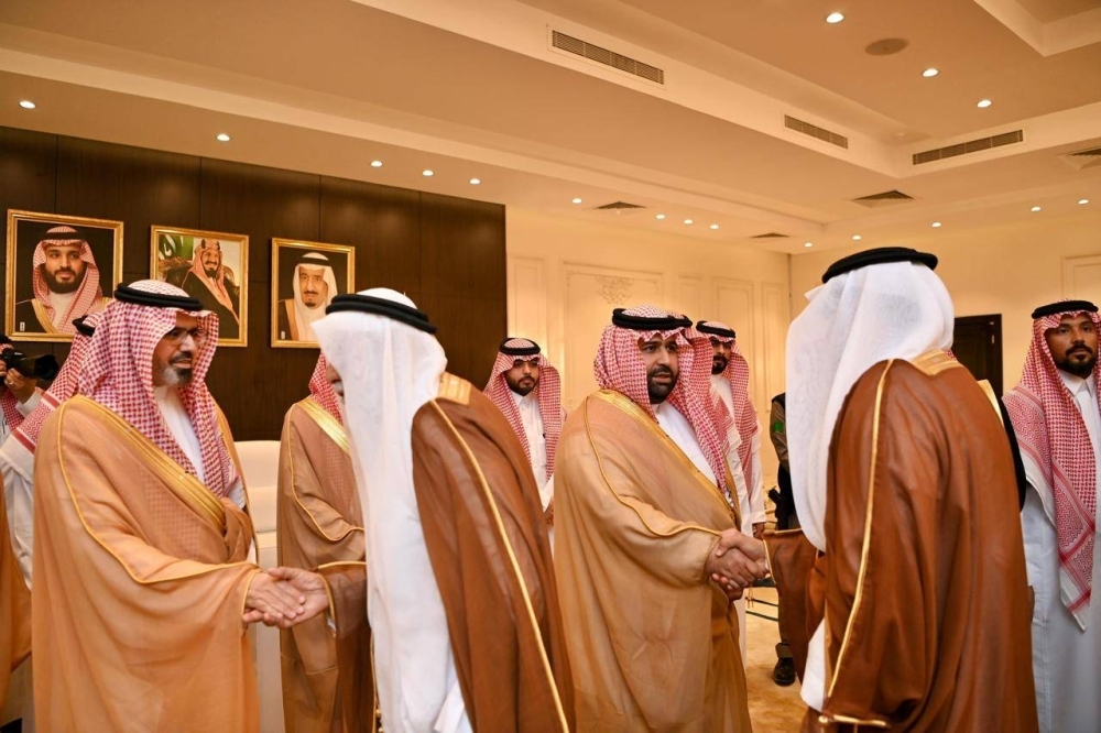 محمد بن عبدالعزيز يستقبل أهالي جازان المهنئين بتعيينه أميراً للمنطقة