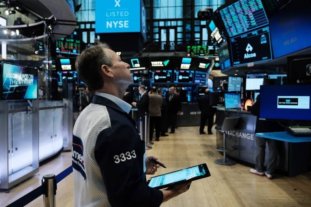 مع تجدد توترات رسوم الجمارك.. «وول ستريت» تخسر أكثر من 2%