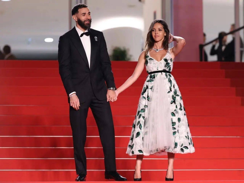 بنزيما يثير الجدل بظهوره مع الممثلة لينا خضري في «كان السينمائي»