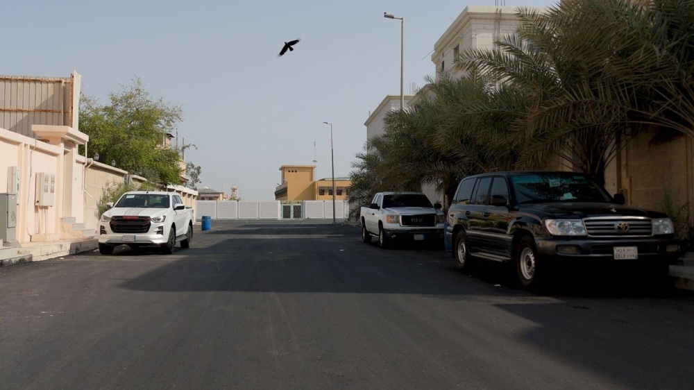 بلدية القطيف تبدأ تنفيذ أعمال تطوير وسفلتة شوارع داخلية في عنك بمساحة 19,000 م2