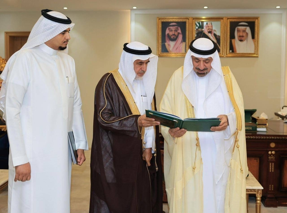 أمير نجران يستعرض خدمات الجمعية الخيرية بالمنطقة