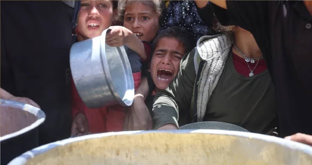 الموت يلاحق أطفال غزة.. و«الصليب الأحمر الدولي» يعلن مقتل متعاونَين