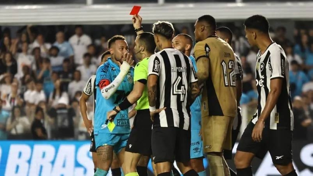 وانتهت مسيرة نيمار مع سانتوس..  قلّد «مارادونا» فطرد !