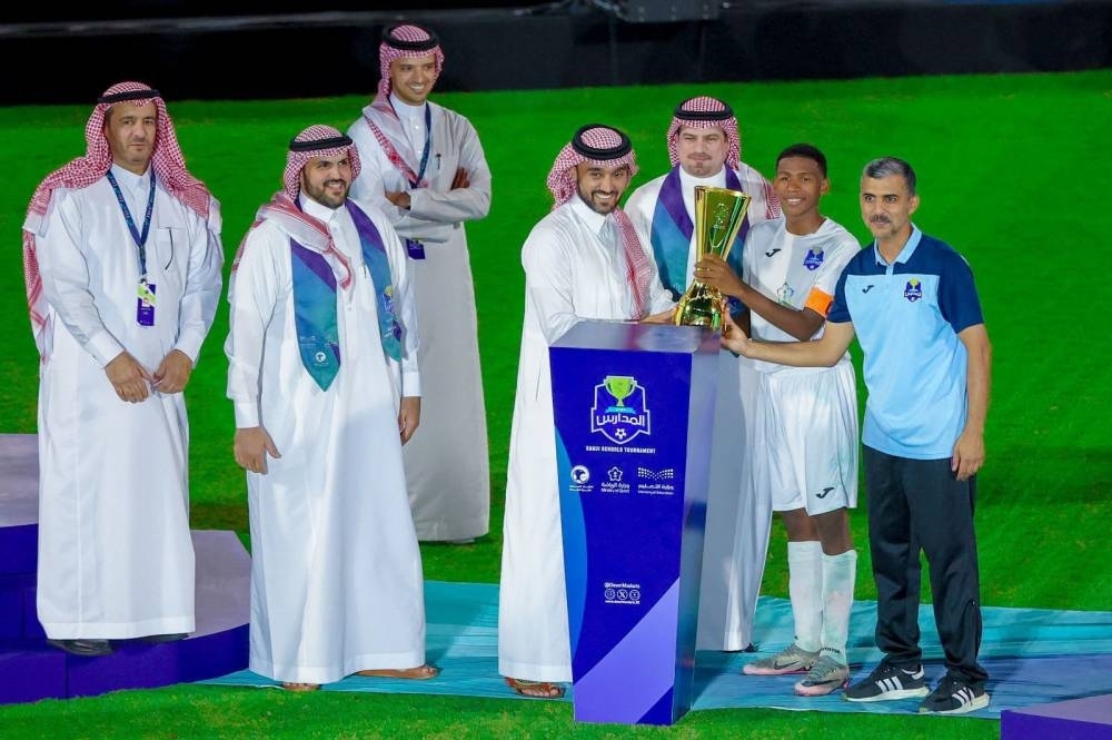 في نخبة دوري المدارس.. وزير الرياضة يتوّج أبطال الرياض