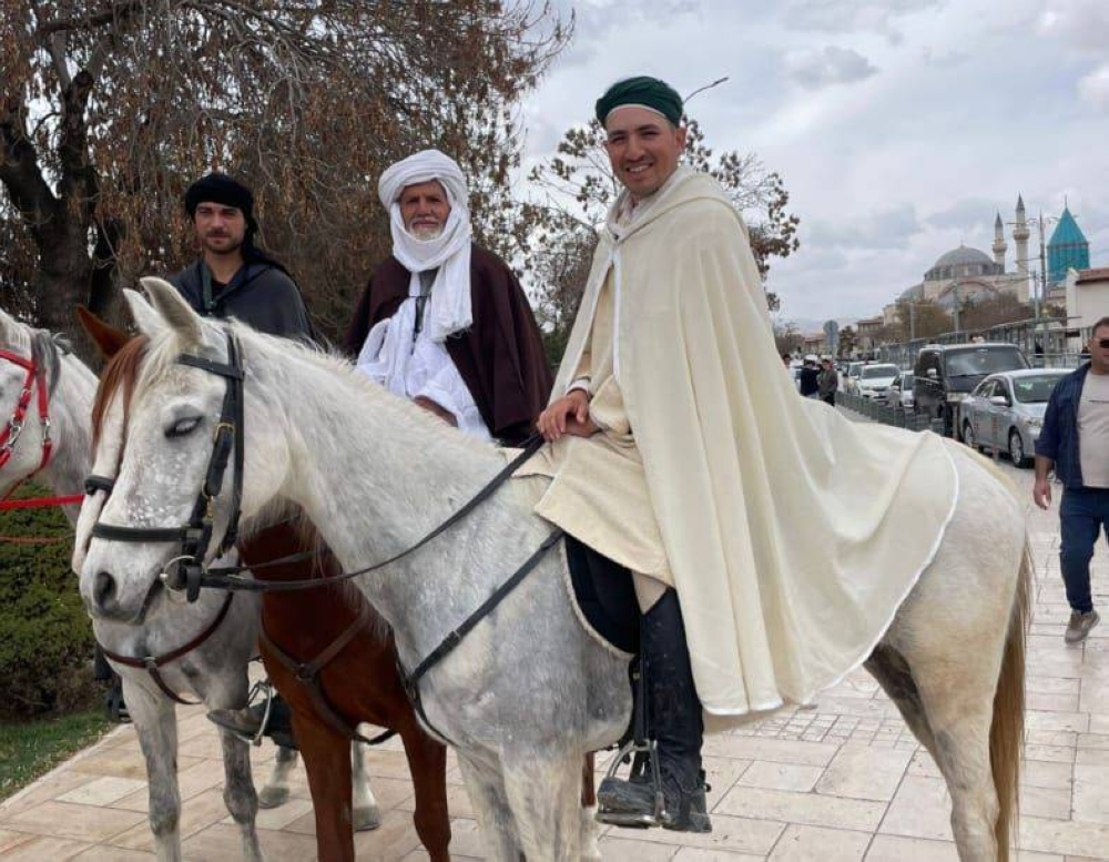 حجاج إسبان يعبرون 11 دولة على ظهور الخيول وصولاً إلى السعودية!
