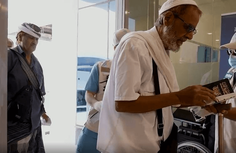 ذوو الشهداء والمصابين من القوات المسلحة اليمنية يصلون إلى المشاعر المقدسة