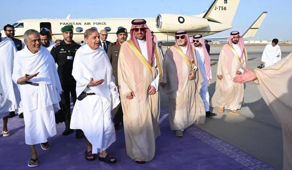 رئيس وزراء باكستان يصل جدة لأداء مناسك العمرة