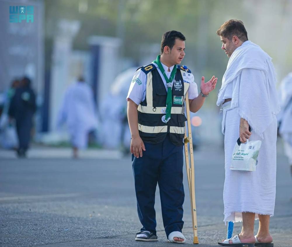 بعزيمة لا تعرف الانكسار.. كشاف يواصل خدمته في موسم الحج رغم الإصابة
