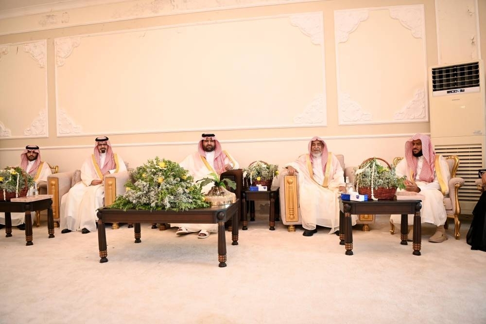أمير جازان ونائبه يؤديان صلاة العيد ويستقبلان المهنئين بعيد الأضحى