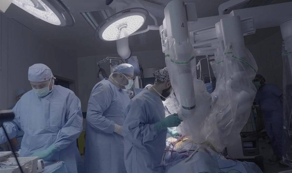 الروبوت الجراحي يجري عملية استبدال صمام للقلب بمكة المكرمة