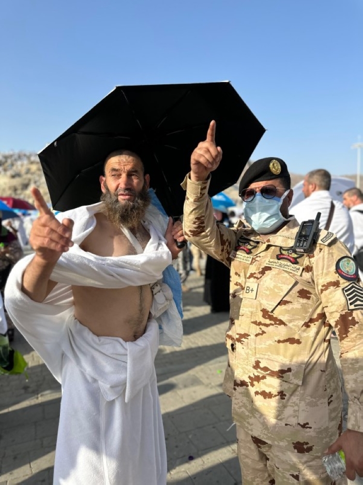 «رجال الطوارئ» يد حانية على ضيوف الرحمن